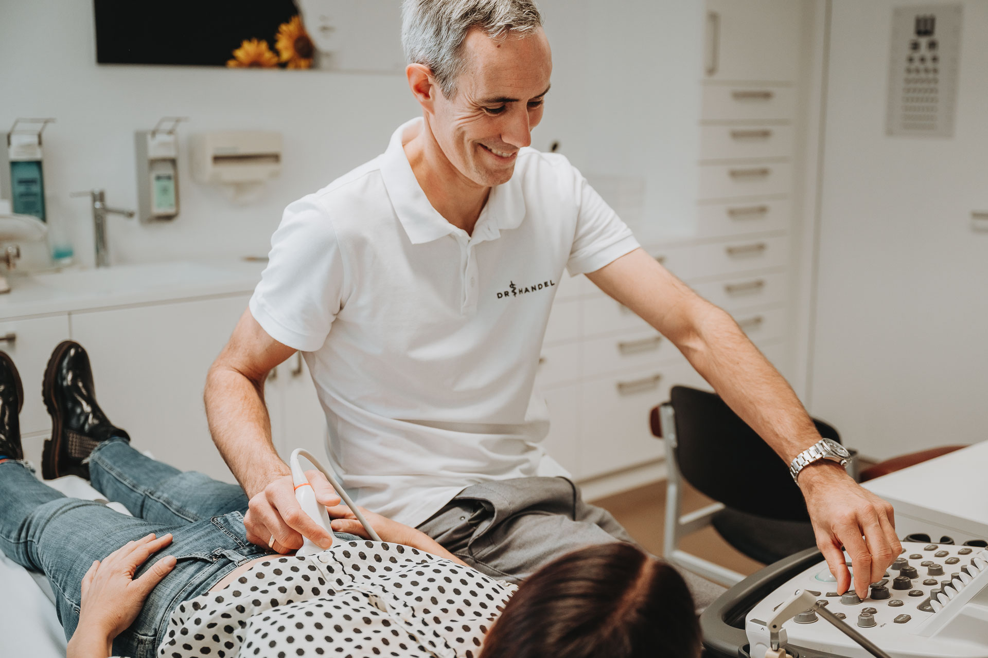 Dr. Handel führt eine Ultraschall-Untersuchung durch